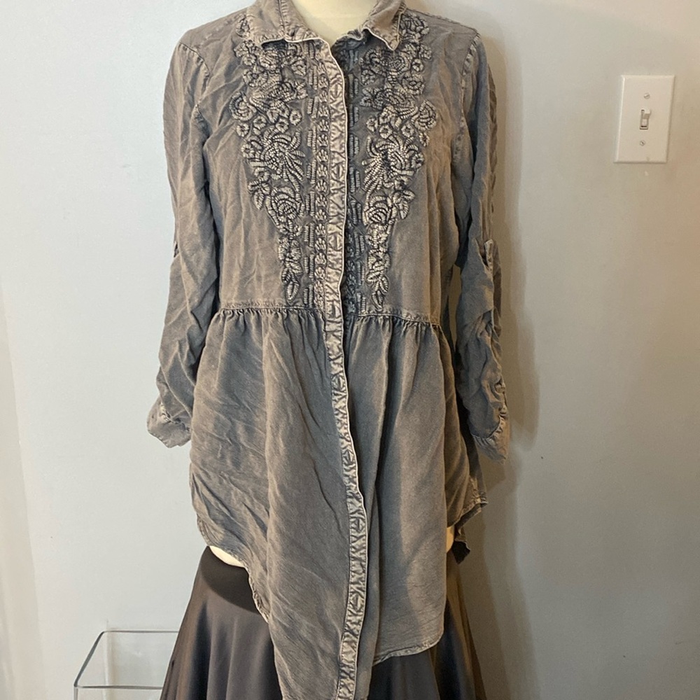 Solitaire brand, size Large gray top